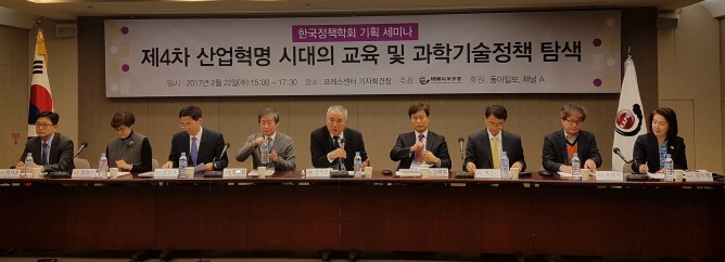 왼쪽부터 최석준 서울시립대 교수, 장경애 동아사이언스 미디어본부장, 용홍택 미래창조과학부 과학기술정책관, 김창경 한양대 과학기술정책학과 교수, 송하중 경희대 교수, 김태일 고려대 교수, 배성근 교육부 대학정책실장, 오재록 전주대 교수, 정성희 동아일보 논설위원. - 변지민 기자 제공